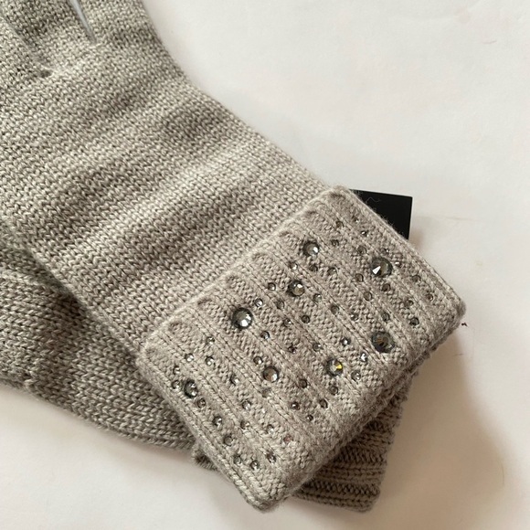 Victoria’s Secret Gray Gloves with Rhinestones Cuffs Holiday 2020 Collection NEW - Picture 2 of 4